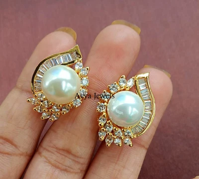 Pendiente trasero Omega de perlas de corte redondo creado en laboratorio de 4 quilates enchapado en oro amarillo de 14 k Foto 1 de 4