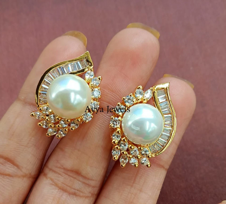 Pendiente trasero Omega de perlas de corte redondo creado en laboratorio de 4 quilates enchapado en oro amarillo de 14 k Foto 1 de 4