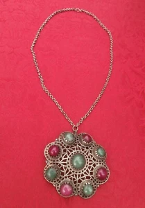 Collar cabujón medallón de filigrana vintage hecho a mano, colores rubí plateado jade - Imagen 1 de 11