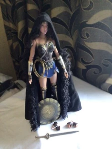 WONDER WOMAN #01 Variant: Full Set including sword, shield, long black cape. - Picture 1 of 10