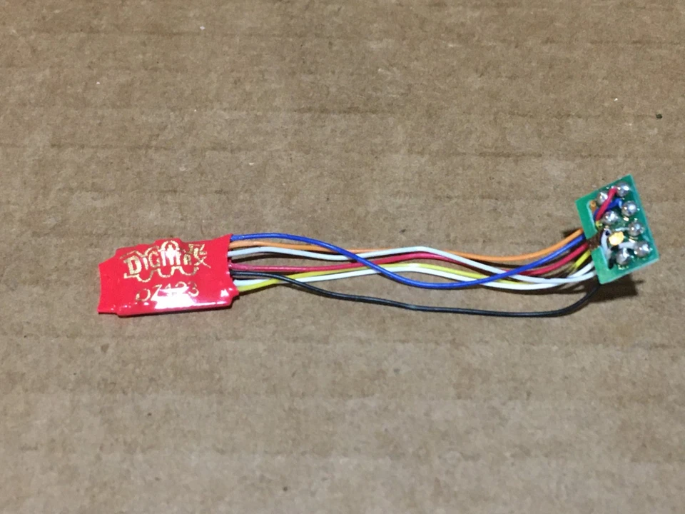 Digitrax Z/N/HO Scale 1 Amp Economy Mobile Decoder 8 pin Short Harness DZ123PS - Image 1 of 1