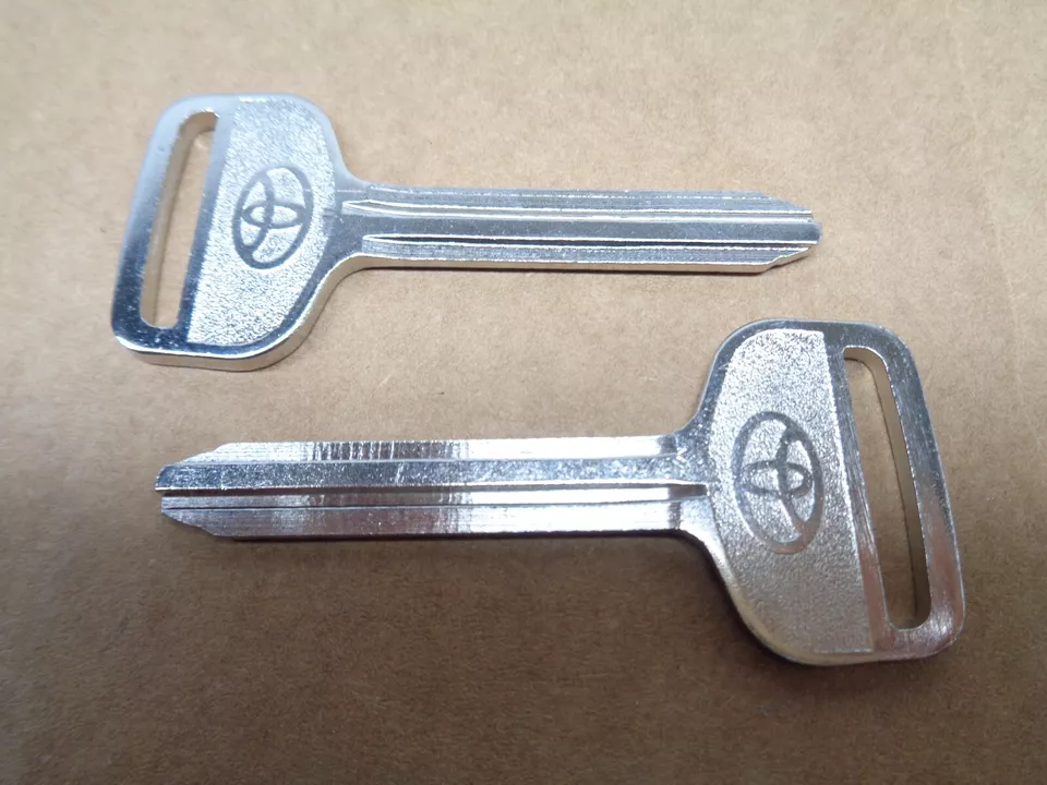 BLANK KEYs FITS TOYOTA CELICA 4 RUNNER AVALON CAMRY SUPRA T100 LOT of 2 KEYS!! - Image 1 of 1