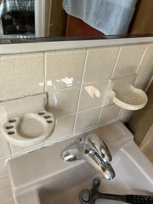 Jabonera de porcelana Mid Cent OffWhite con forma de carcasa y soporte para vaso para cepillo de dientes Foto 1 de 4