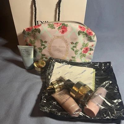 Bolsa de Maquillaje Flor Gran Sabor Rosa Estée Lauder, Productos Tamaño Muestra y Bolsa de Regalo Foto 1 de 4