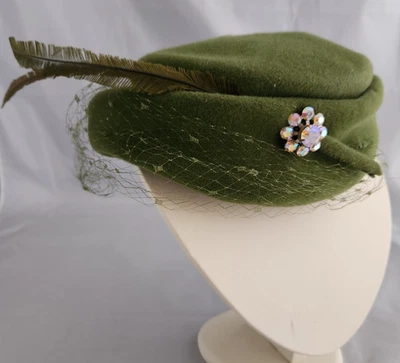 Chapéu de feltro verde vintage dos anos 50 com penas falsas e strass - Imagem 1 de 4