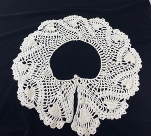 Cuello de encaje de ganchillo vintage blanco roto imitación perla cierre piña diseño - Imagen 1 de 4