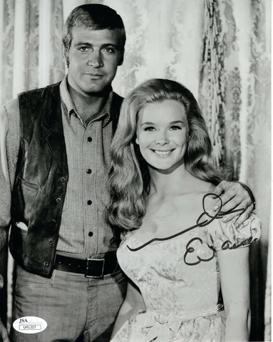 LINDA EVANS HAND SIGNED 8x10 PHOTO      AWESOME POSE WITH LEE MAJORS         JSA Cover