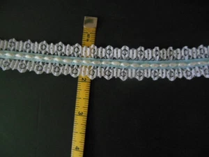2 yardas ENCAJE BLANCO respaldado con cinta azul, rematado con una fila de cuentas ovaladas NUEVO - Imagen 1 de 2