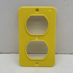 Caja de salida portátil no metálica Ericson receptáculo dúplex placa de cubierta amarilla - Imagen 1 de 5