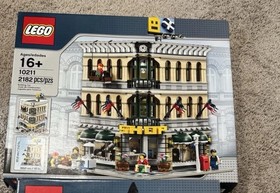 LEGO Modular Grand Emporium (10211) - 100% complete