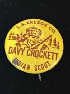 Spilla vintage unica anni 50 DAVY CROCKETT, S.S.Kresge Co. Indian Scout metallo retro - Foto 1 di 2