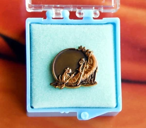 Disney Darsteller Kanu Rennen Pin 1986. Brer Hase Brer Fuchs Brer Bär UNBENUTZT - Bild 1 von 3