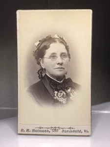 Tarjeta de gabinete de fotografía retrato de mujer antigua ~ McIntosh Northfield VT - Imagen 1 de 7