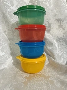 Tupperware Ideal Little Bowls Set 4 con guarnizioni/coperchi piccole tazze snack 8 oz - Foto 1 di 5