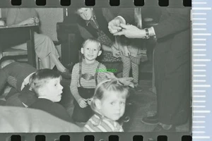 Negativ - 50er Jahre kleiner Junge strahlt an Weihnachten Familienkreis - Picture 1 of 1