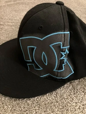 DC Shoes Hat Cap Fitted Mens S/M Black Flexfit Embroidered Blue Logo Skate - Image 1 of 4