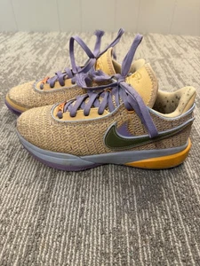 Nike LeBron 20 GS Schuhe Jugend Größe 5,5 Y hellknochen lila gold Lakers DQ8651-200 - Bild 1 von 9