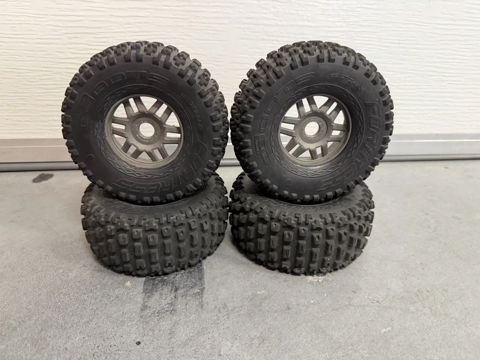 ARRMA 1/8 dBoots Fortress 2.4/3.3 Neumáticos y Ruedas, 17mm Hexagonal, Juego de 4 1/7 BLX Foto 1 de 4