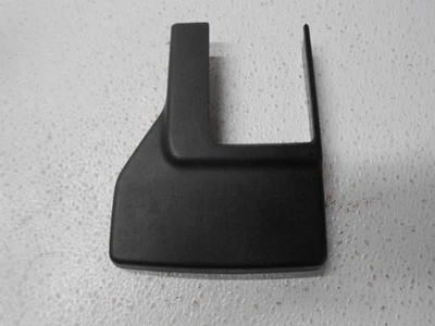 Крышка болта переднего левого заднего сиденья 2011 Cadillac CTS - Изображение 1 из 4