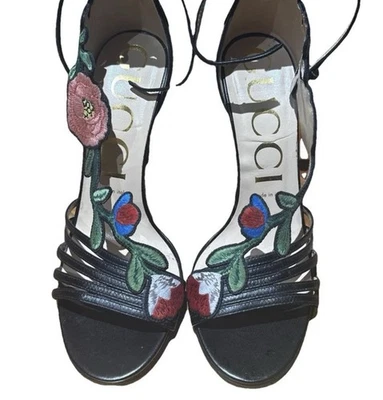 Сандалии gucci 105 мм Ophelia с вышивкой черные с цветочным рисунком. Оригинальная цена 1800$ - Изображение 1 из 4