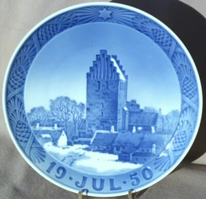 ROYAL COPENHAGEN 1950 Christmas Plate - Village Church of Boeslunde - Picture 1 of 5