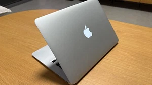 Apple MacBook Air 13.3 in (256GB SSD, Intel Core i5 5th. Gen., 1.6GHz, 8GB RAM) - Afbeelding 1 van 6