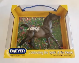 Breyer Twilight Running Puledro Serie Tradizionale Cavallo Scala 1:9 #1368 2010 Nuovo - Foto 1 di 7