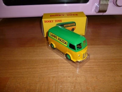 Dinky toys 25B Fourgon Peugeot Lampe Mazda en Boite Edition Atlas - Photo 1/4