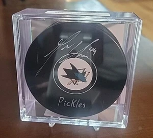 Marc-Edouard Vlasic handsignierte San Jose Sharks Puck "Pickles" Aufschrift 🔥 - Bild 1 von 3