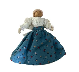 Vintage Kleidernadel Puppe mit handgenähtem Blumenkleid und Petticoat Spitzenakzenten - Bild 1 von 11