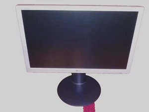LG 22" LED-Monitor W2242PE, Pivot, DVI, VGA, Sound mit Anschlussleitungen - Bild 1 von 4