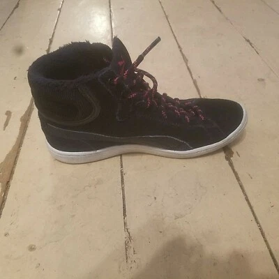 Sapatos femininos Puma tamanho 7 cano alto veludo preto - Imagem 1 de 4