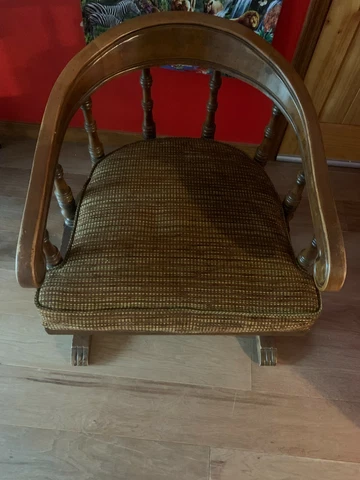 BEAUTIFUL ANTIQUE CORNER CARVED COMFORTABLE WOODEN CHAIR WITH LOCAL PICK-UP ONLY Cover