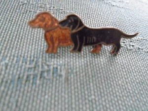 VINTAGE PAIR OF DACHSHUND DOGS - ENAMEL PIN BADGE - SEE PICTURES - Picture 1 of 3