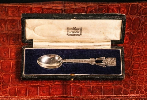 Nice Hunting Shotgun Armorial Coat of Arms Trophy Antique Sterling Silver Spoon Cover