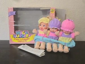 Bambola vintage 1993 Magic Nursery Fuss n Giggle Triplets Mattel RARA con scatola - Foto 1 di 11