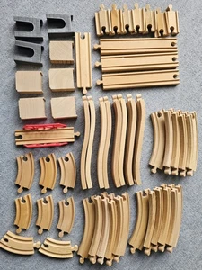 Großes Brio Eisenbahn 51 teiliges Set Schienen, Brücken + viele Weitere - Bild 1 von 4