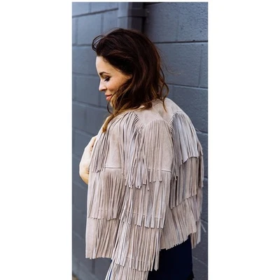 Chaqueta Usada en Excelente Condición Intermix Beige Gamuza Flecos en Niveles para Mujer Talla: Petite Boho Festival Foto 1 de 4