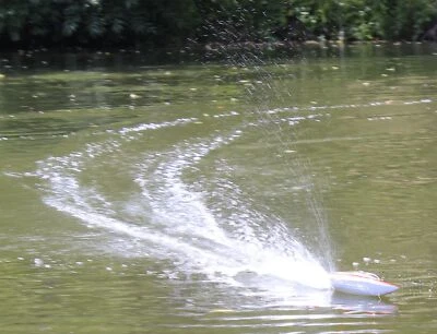 RC Renn - Power Boot 20Km/H SCHNELL Länge 35cm "Ferngesteuert 2,4GHz" H102 - Bild 1 von 4