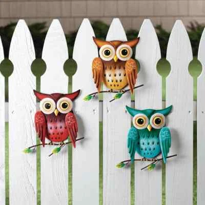 Juego de 3 coloridas esculturas de metal de valla de jardín interior/exterior de búho en rama Foto 1 de 4