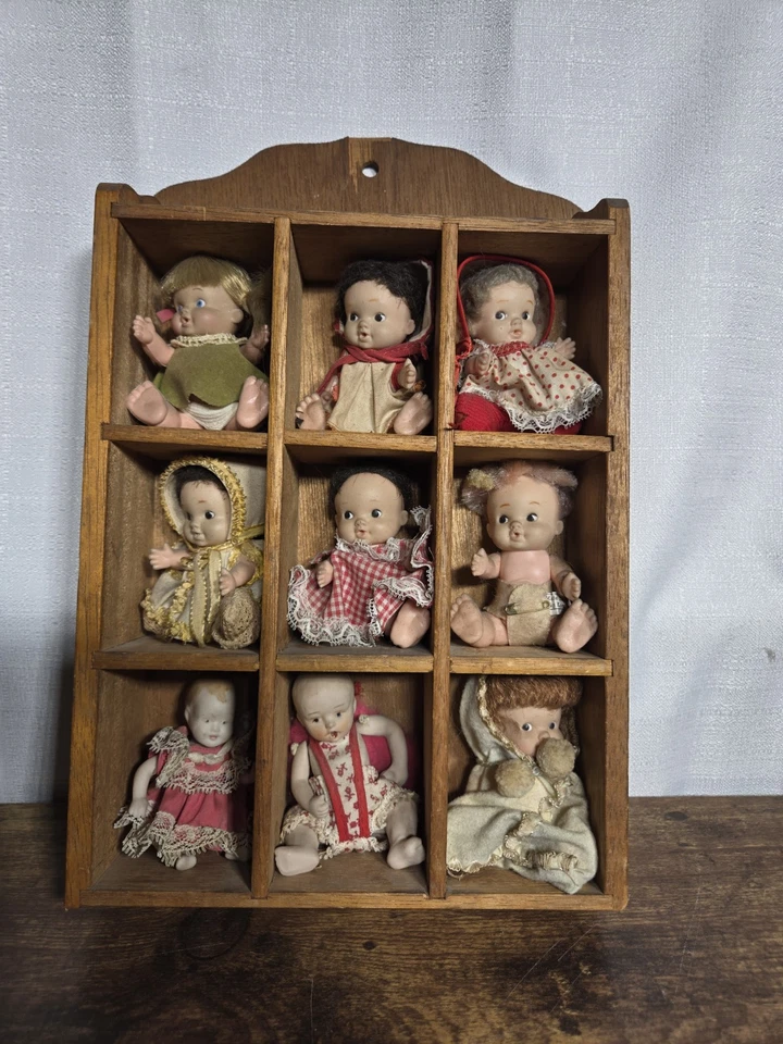 ВИНТАЖНЫЙ 1966 лот из 9 UNEEDA DOLL CO Baby PEEWEE 4» кукла с нарядами. - Изображение 1 из 4