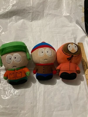 LOTE DE PELUCHES SOUTH PARK SET KYLE STAN KENNY GENÉRICO NO COMEDIA CENTRAL MUY SUAVE Foto 1 de 4