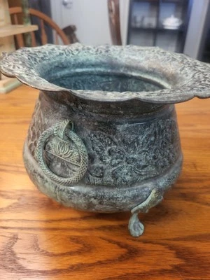 Antigua jardinera/plantadora de cobre o bronce pátina tres patas clavada patas garra Foto 1 de 4