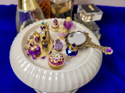 BARBIE ESCALA 1:6 MINIATURA TONOS MORADOS BANDEJA PERFUME Y ESPEJO ROBLE NUEVO 13 piezas Foto 1 de 4