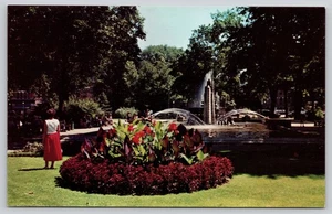 Postkarte Bronson Park Kalamazoo Michigan photochromer Brunnen von Dexter Press - Bild 1 von 2