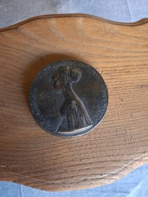 medaille ancienne visage de femme en terre cuite recouverte - Photo 1/4