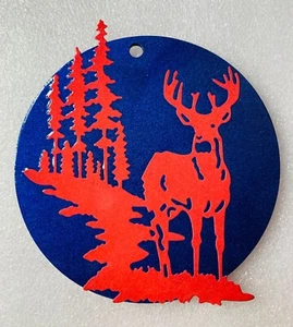 Hirsch im Wald gestanzt und handbemalt Holz Weihnachtsschmuck - Bild 1 von 3