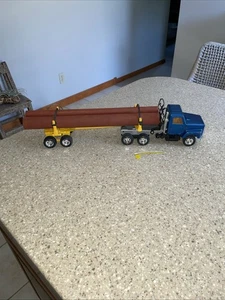 Semirremolque de transporte de troncos Ertl International de colección 19" de largo con tres troncos - Imagen 1 de 7