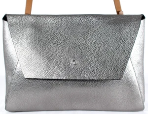 Bolso sin asas BRUNELLO CUCINELLI $2,295 de cuero plateado metálico sobre plano - Imagen 1 de 22