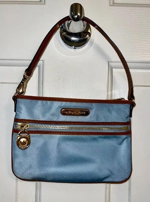 Muñequera Michael Kors de nailon azul claro Foto 1 de 4